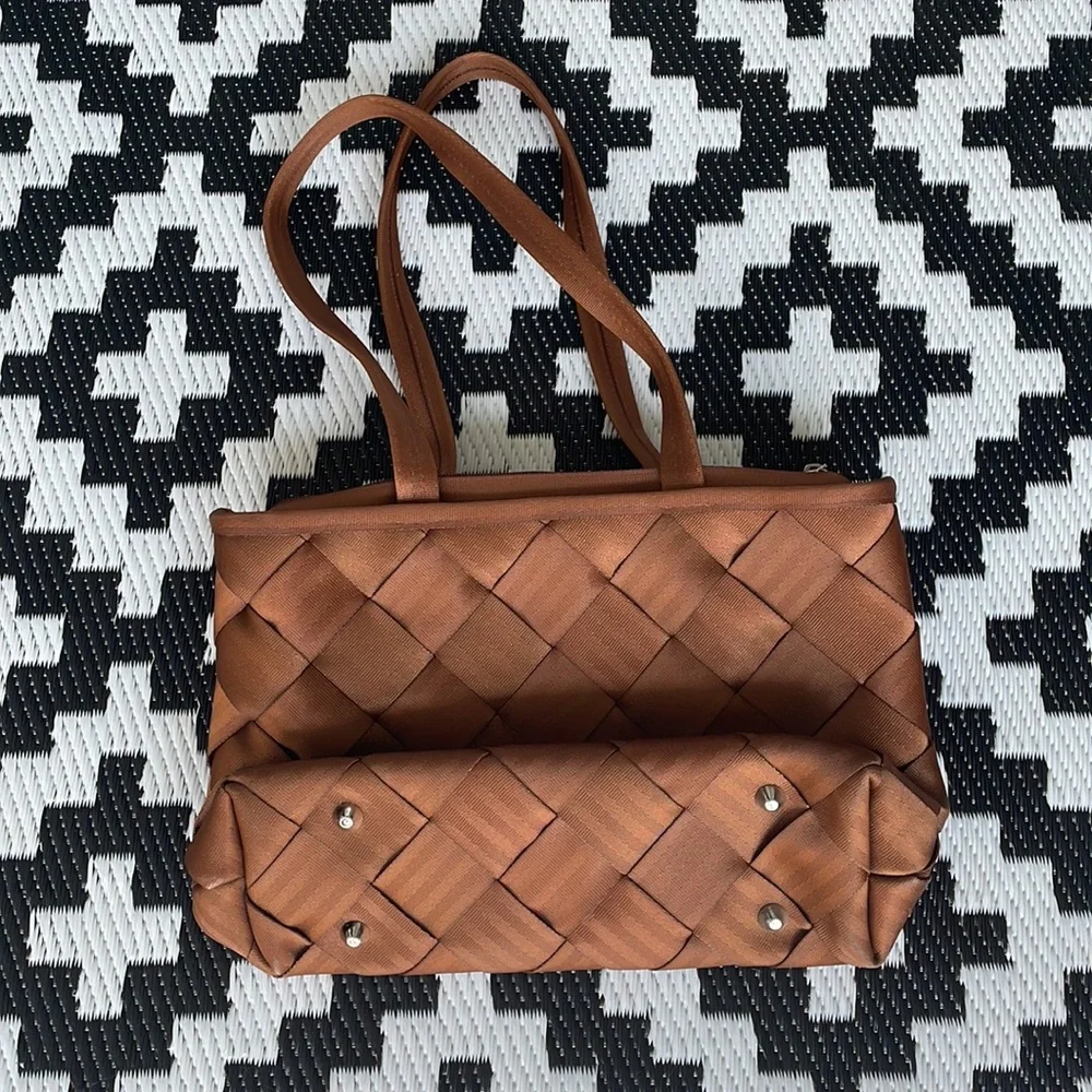 MAGGIE BAGS Recycled Seatbelt Purse - Original - Picture 2 of 4
